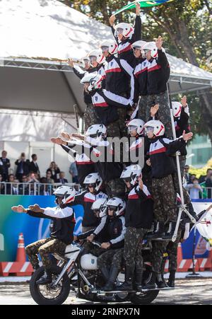 (170910) -- PÉKIN, 10 septembre 2017 -- Un motocycle transportant des soldats participe au défilé militaire de la fête de l'indépendance 2017 à Brasilia, capitale du Brésil, le 7 septembre 2017. Le Brésil a célébré le 7 septembre le 195e anniversaire du jour de l indépendance du Brésil. ) CHOIX HEBDOMADAIRES DE XINHUA PHOTO LixMing PUBLICATIONxNOTxINxCHN Banque D'Images