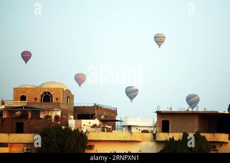 (170911) -- LOUXOR, le 11 septembre 2017 -- des montgolfières survolent la ville de Louxor, en Égypte, le 10 septembre 2017.) (psw) ÉGYPTE-LOUXOR-VOL EN MONTGOLFIÈRE AhmedxGomaa PUBLICATIONxNOTxINxCHN Banque D'Images