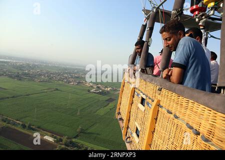 (170911) -- LOUXOR, 11 septembre 2017 -- les touristes font un tour en montgolfière à Louxor, Égypte, le 10 septembre 2017.) (psw) ÉGYPTE-LOUXOR-VOL EN MONTGOLFIÈRE AhmedxGomaa PUBLICATIONxNOTxINxCHN Banque D'Images