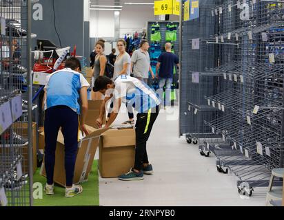 (170912) -- RISHON LEZION, 12 septembre 2017 -- les clients passent par des étagères vides au magasin Decathlon Sportswear à Rishon Letzion près de tel Aviv, Israël, le 11 septembre 2017. La chaîne française de magasins de sport Decathlon a ouvert son premier magasin en Israël il y a deux semaines, mais a récemment été contraint de fermer temporairement en raison d'un manque de fournitures. (YY) ISRAEL-RISHON LEZION-DECATHLON-SALES GilxCohenxMagen PUBLICATIONxNOTxINxCHN Banque D'Images