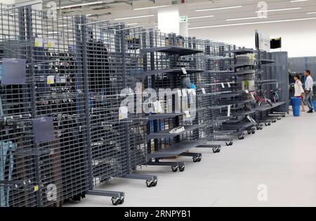 (170912) -- RISHON LEZION, 12 septembre 2017 -- les clients passent par des étagères vides au magasin Decathlon Sportswear à Rishon Letzion près de tel Aviv, Israël, le 11 septembre 2017. La chaîne française de magasins de sport Decathlon a ouvert son premier magasin en Israël il y a deux semaines, mais a récemment été contraint de fermer temporairement en raison d'un manque de fournitures. (YY) ISRAEL-RISHON LEZION-DECATHLON-SALES GilxCohenxMagen PUBLICATIONxNOTxINxCHN Banque D'Images