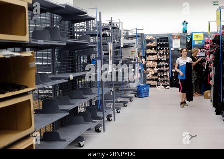 (170912) -- RISHON LEZION, 12 septembre 2017 -- les clients passent par des étagères vides au magasin Decathlon Sportswear à Rishon Letzion près de tel Aviv, Israël, le 11 septembre 2017. La chaîne française de magasins de sport Decathlon a ouvert son premier magasin en Israël il y a deux semaines, mais a récemment été contraint de fermer temporairement en raison d'un manque de fournitures. (YY) ISRAEL-RISHON LEZION-DECATHLON-SALES GilxCohenxMagen PUBLICATIONxNOTxINxCHN Banque D'Images