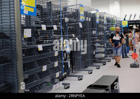 (170912) -- RISHON LEZION, 12 septembre 2017 -- les clients passent par des étagères vides au magasin Decathlon Sportswear à Rishon Letzion près de tel Aviv, Israël, le 11 septembre 2017. La chaîne française de magasins de sport Decathlon a ouvert son premier magasin en Israël il y a deux semaines, mais a récemment été contraint de fermer temporairement en raison d'un manque de fournitures. (YY) ISRAEL-RISHON LEZION-DECATHLON-SALES GilxCohenxMagen PUBLICATIONxNOTxINxCHN Banque D'Images