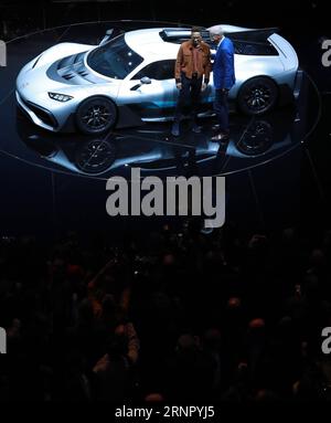 (170912) -- FRANCFORT, 12 septembre 2017 -- Dieter Zetsche (R), président du constructeur automobile allemand Daimler AG et directeur des voitures Mercedes-Benz, et le pilote britannique Mercedes Lewis Hamilton pose devant une Mercedes AMG Project One lors d'une avant-première pour les médias à la veille de l'ouverture du salon automobile international Automobil Ausstellung (IAA) à Francfort-sur-le-main, en Allemagne de l'Ouest, le 11 septembre 2017. (gj) ALLEMAGNE-FRANCFORT-MERCEDES-BENZ-AMG PROJET UN LuoxHuanhuan PUBLICATIONxNOTxINxCHN Banque D'Images