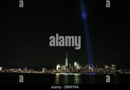 (170912) -- NEW YORK, 12 septembre 2017 -- The Tribute in Light et One World Trade Center sont vus de Jersey City, New Jersey, États-Unis, le 11 septembre 2017.) (YY) U.S.-NEW YORK-9/11-16E ANNIVERSAIRE QinxLang PUBLICATIONxNOTxINxCHN Banque D'Images