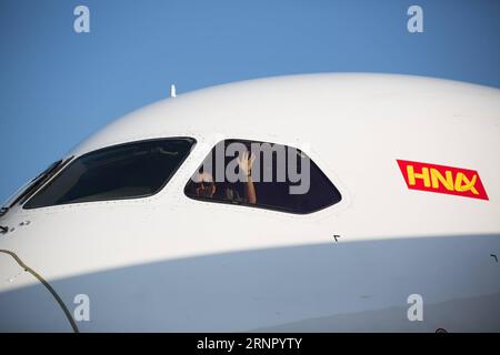 (170912) -- TEL AVIV, 12 septembre 2017 -- Un pilote du vol HU407 de Hainan Airlines agite la main alors que le vol arrive à l'aéroport international Ben Gourion, près de tel Aviv, Israël, le 12 septembre 2017. Hainan Airlines a opéré son nouveau vol direct HU407 entre Shanghai et tel Aviv à partir de mardi. Le vol trois fois par semaine sera effectué à l'aide d'un Boeing 787-9. ) (Zjl) ISRAEL-TEL AVIV-HAINAN AIRLINES-NOUVEAU VOL GuoxYu PUBLICATIONxNOTxINxCHN Banque D'Images