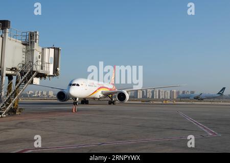 (170912) -- TEL AVIV, 12 septembre 2017 -- le vol HU407 de Hainan Airlines arrive à l'aéroport international Ben Gurion, près de tel Aviv, Israël, le 12 septembre 2017. Hainan Airlines a opéré son nouveau vol direct HU407 entre Shanghai et tel Aviv à partir de mardi. Le vol trois fois par semaine sera effectué à l'aide d'un Boeing 787-9. ) (Zjl) ISRAEL-TEL AVIV-HAINAN AIRLINES-NOUVEAU VOL GuoxYu PUBLICATIONxNOTxINxCHN Banque D'Images