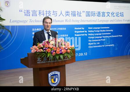 (170912) -- BEIJING, le 12 septembre 2017 -- Michael Worbs, Président du Conseil exécutif de l'UNESCO, prononce une allocution lors de la cérémonie d'ouverture du Forum international de la langue et de la culture à Beijing, capitale de la Chine, le 12 septembre 2017. Plus de 200 experts linguistiques et culturels ont assisté au forum à l'Université des études étrangères de Beijing mardi. )(wjq) CHINA-BEIJING-LANGUAGE & CULTURE FORUM (CN) ShenxBohan PUBLICATIONxNOTxINxCHN Banque D'Images