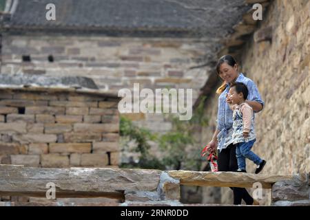 (170913) -- XINGTAI, 13 septembre 2017 -- des villageois sont vus dans le village de Wangnao, dans la ville de Xingtai, province du Hebei, dans le nord de la Chine, le 12 septembre 2017. La renommée de l'ancien village de Wangnao repose sur son style d'architecture traditionnelle chinoise où les routes pavées de dalles de pierre, les maisons avec des murs de briques rouges et des tuiles bleu-vert. Plus de 130 bâtiments anciens sont bien conservés ici.) (wyl) CHINE-HEBEI-XINGTAI-ANCIEN VILLAGE (CN) ChenxLei PUBLICATIONxNOTxINxCHN Banque D'Images