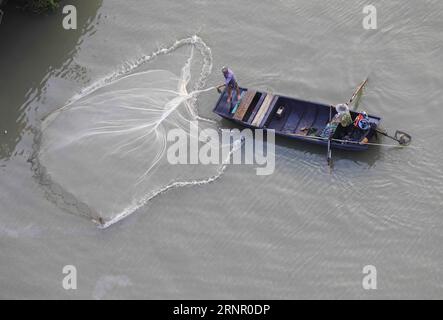 (170913) -- HUAI AN, 13 septembre 2017 -- des pêcheurs travaillent dans la section Xuyi de la rivière Huaihe à Huai an, province du Jiangsu, dans l est de la Chine, 13 septembre 2017. En raison des précipitations dans les cours supérieurs et les zones de Huaibei, le niveau d'eau de la section Jiangsu de la rivière Huaihe a atteint 14,03 mètres tôt mercredi, 0,53 mètres plus haut que le niveau des eaux navigables. (MCG) CHINA-JIANGSU-HUAIHE RIVER-FLOOD (CN) ZhouxHaijun PUBLICATIONxNOTxINxCHN Banque D'Images