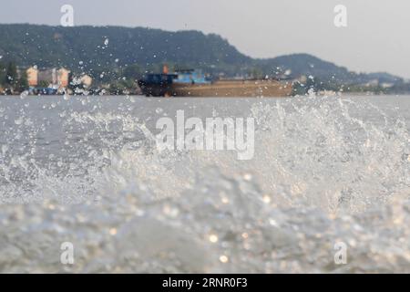 (170913) -- HUAI AN, 13 septembre 2017 -- une photo prise le 13 septembre 2017 montre une scène de la section Xuyi de la rivière Huaihe à Huai an, dans la province du Jiangsu de l est de la Chine. En raison des précipitations dans les cours supérieurs et les zones de Huaibei, le niveau d'eau de la section Jiangsu de la rivière Huaihe a atteint 14,03 mètres tôt mercredi, 0,53 mètres plus haut que le niveau des eaux navigables. (MCG) CHINA-JIANGSU-HUAIHE RIVER-FLOOD (CN) ZhouxHaijun PUBLICATIONxNOTxINxCHN Banque D'Images