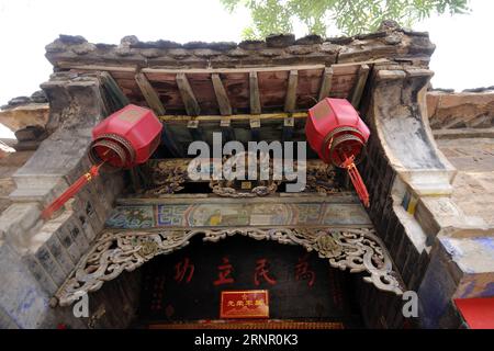 (170913) -- XINGTAI, 13 septembre 2017 -- une photo prise le 12 septembre 2017 montre une porte d'entrée d'une maison dans le village de Wangnao dans la ville de Xingtai, province du Hebei, dans le nord de la Chine. La renommée de l'ancien village de Wangnao repose sur son style d'architecture traditionnelle chinoise où les routes pavées de dalles de pierre, les maisons avec des murs de briques rouges et des tuiles bleu-vert. Plus de 130 bâtiments anciens sont bien conservés ici.) (wyl) CHINE-HEBEI-XINGTAI-ANCIEN VILLAGE (CN) ChenxLei PUBLICATIONxNOTxINxCHN Banque D'Images