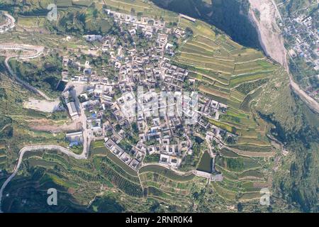 (170913) -- XINGTAI, 13 septembre 2017 -- une photo aérienne prise le 13 septembre 2017 montre la vue du village de Wangnao dans la ville de Xingtai, province du Hebei, dans le nord de la Chine. La renommée de l'ancien village de Wangnao repose sur son style d'architecture traditionnelle chinoise où les routes pavées de dalles de pierre, les maisons avec des murs de briques rouges et des tuiles bleu-vert. Plus de 130 bâtiments anciens sont bien conservés ici.) (wyl) CHINE-HEBEI-XINGTAI-ANCIEN VILLAGE (CN) ChenxLei PUBLICATIONxNOTxINxCHN Banque D'Images