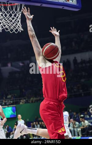 Manille, Philippines. 2 septembre 2023. Hu Jinqiu, de Chine, participe au match de la 17-32e ronde de classement entre les Philippines et la Chine à la coupe du monde FIBA 2023 à Manille, aux Philippines, le 2 septembre 2023. Crédit : Wu Zhuang/Xinhua/Alamy Live News Banque D'Images