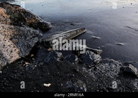 (170913) -- ÎLE DE SALAMINA (GRÈCE), 13 septembre 2017 -- la photo prise le 12 septembre 2017 montre la zone polluée sur la plage de l'île de Salamina, en Grèce, après le naufrage d'un petit pétrolier. Les autorités grecques se sont battues contre la montre mercredi pour nettoyer une marée noire dans le golfe Saronique causée par un petit pétrolier qui a coulé dimanche au large de l'île de Salamina. ) GRÈCE-ÎLE DE SALAMINA-NAUFRAGE-DÉVERSEMENT DE PÉTROLE LEFTERISXPARTSALIS PUBLICATIONXNOTXINXCHN Banque D'Images