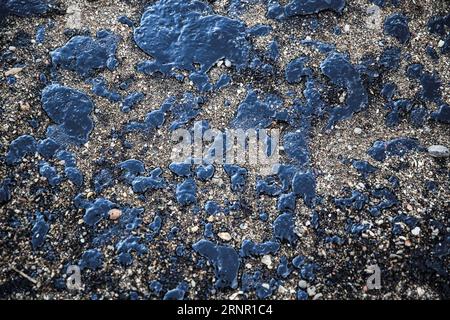 (170913) -- ÎLE DE SALAMINA (GRÈCE), 13 septembre 2017 -- la photo prise le 12 septembre 2017 montre la zone polluée sur la plage de l'île de Salamina, en Grèce, après le naufrage d'un petit pétrolier. Les autorités grecques se sont battues contre la montre mercredi pour nettoyer une marée noire dans le golfe Saronique causée par un petit pétrolier qui a coulé dimanche au large de l'île de Salamina. ) GRÈCE-ÎLE DE SALAMINA-NAUFRAGE-DÉVERSEMENT DE PÉTROLE LEFTERISXPARTSALIS PUBLICATIONXNOTXINXCHN Banque D'Images
