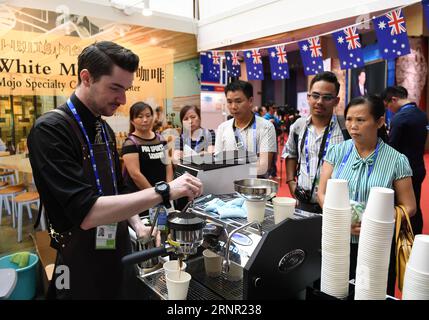 (170914) -- NANNING, 14 septembre 2017 -- un exposant australien prépare du café lors de la 14e exposition Chine-ASEAN à Nanning, capitale de la région autonome Guangxi Zhuang du sud de la Chine, le 14 septembre 2017. La 14e exposition Chine-ASEAN a ouvert mardi, mettant en lumière le commerce et l'investissement entre la Chine, l'ASEAN et d'autres pays le long de la ceinture et de la route. (Lb) CHINA-NANNING-ASEAN-EXPO(CN) LuxBoan PUBLICATIONxNOTxINxCHN Banque D'Images