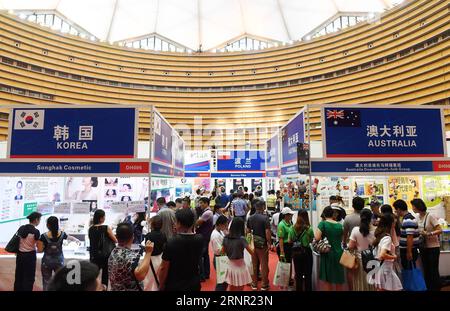 (170914) -- NANNING, 14 septembre 2017 -- visite des visiteurs lors de la 14e exposition Chine-ASEAN à Nanning, capitale de la région autonome de Guangxi Zhuang du sud de la Chine, le 14 septembre 2017. La 14e exposition Chine-ASEAN a ouvert mardi, mettant en lumière le commerce et l'investissement entre la Chine, l'ASEAN et d'autres pays le long de la ceinture et de la route. (Lb) CHINA-NANNING-ASEAN-EXPO(CN) LuxBoan PUBLICATIONxNOTxINxCHN Banque D'Images