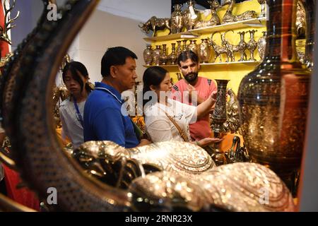 (170914) -- NANNING, 14 septembre 2017 -- les visiteurs sélectionnent des produits pakistanais lors de la 14e exposition Chine-ASEAN à Nanning, capitale de la région autonome Guangxi Zhuang du sud de la Chine, le 14 septembre 2017. La 14e exposition Chine-ASEAN a ouvert mardi, mettant en lumière le commerce et l'investissement entre la Chine, l'ASEAN et d'autres pays le long de la ceinture et de la route. (Lb) CHINA-NANNING-ASEAN-EXPO(CN) LuxBoan PUBLICATIONxNOTxINxCHN Banque D'Images