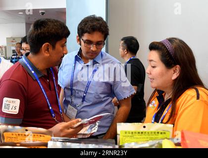 (170914) -- NANNING, 14 septembre 2017 -- les commerçants négocient lors de la 14e exposition Chine-ASEAN à Nanning, capitale de la région autonome de Guangxi Zhuang du sud de la Chine, le 14 septembre 2017. La 14e exposition Chine-ASEAN a ouvert mardi, mettant en lumière le commerce et l'investissement entre la Chine, l'ASEAN et d'autres pays le long de la ceinture et de la route. (Lb) CHINA-NANNING-ASEAN-EXPO(CN) ZhangxAilin PUBLICATIONxNOTxINxCHN Banque D'Images