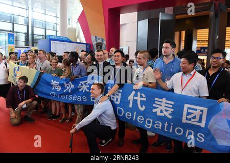 (170914) -- NANNING, 14 septembre 2017 -- Une délégation d'acheteurs pose pour des photos lors de la 14e exposition Chine-ASEAN à Nanning, capitale de la région autonome Guangxi Zhuang du sud de la Chine, le 14 septembre 2017. La 14e exposition Chine-ASEAN a ouvert mardi, mettant en lumière le commerce et l'investissement entre la Chine, l'ASEAN et d'autres pays le long de la ceinture et de la route. (Lb) CHINA-NANNING-ASEAN-EXPO(CN) ZhouxHua PUBLICATIONxNOTxINxCHN Banque D'Images