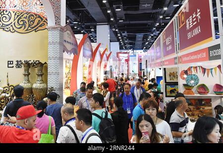 (170914) -- NANNING, 14 septembre 2017 -- visite des visiteurs lors de la 14e exposition Chine-ASEAN à Nanning, capitale de la région autonome de Guangxi Zhuang du sud de la Chine, le 14 septembre 2017. La 14e exposition Chine-ASEAN a ouvert mardi, mettant en lumière le commerce et l'investissement entre la Chine, l'ASEAN et d'autres pays le long de la ceinture et de la route. (Lb) CHINA-NANNING-ASEAN-EXPO(CN) LuxBoan PUBLICATIONxNOTxINxCHN Banque D'Images