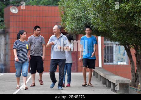 (170914) -- NANCHANG, 14 septembre 2017 -- He Xingwu se promène avec des élèves d'une école spéciale à Nanchang, dans la province de Jiangxi, dans l'est de la Chine, le 13 septembre 2017. L’enseignant de 74 ans He Xingwu travaille dans l’école Speical depuis 23 ans. Il a perdu l'ouïe à l'âge de huit ans en raison d'une mauvaise consommation de drogues. En 1994, lui et son ami fondèrent l'école après sa retraite. Plus de 300 élèves malentendants et malentendants ont obtenu leur diplôme de l'école. ) (zkr)(zt) CHINE-NANCHANG-ENSEIGNANT MALENTENDANT(CN) PengxZhaozhi PUBLICATIONxNOTxINxCHN Banque D'Images