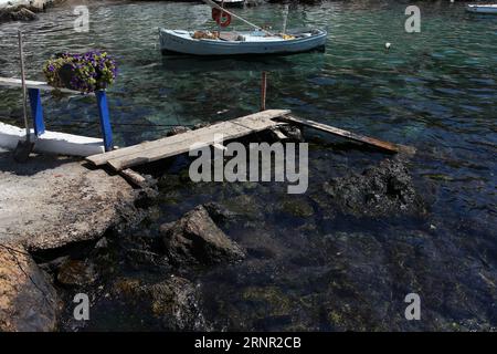 (170914) -- ATHÈNES, 14 septembre 2017 -- les dommages causés par la marée noire sont observés depuis les rives du Pirée, une banlieue sud-est d'Athènes, capitale de la Grèce, le 14 septembre 2017. Une importante opération de nettoyage qui était en cours jeudi pour faire face à une marée noire qui s'est propagée dans une grande partie du golfe Saronique durera environ trois semaines, a déclaré le ministre grec de la marine marchande Panagiotis Kouroumblis lors d'un point de presse. La crise environnementale a éclaté dimanche après le naufrage du petit pétrolier Agia Zoni II transportant environ 2 500 tonnes de pétrole, qui était ancré au large de l'île de Salamina sous Still Oncle Banque D'Images