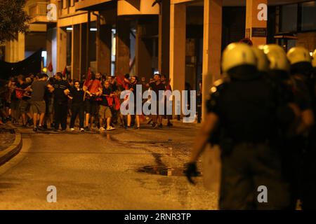 (170917) -- ATHÈNES, 17 septembre 2017 -- des manifestants s'affrontent avec la police lors d'un rassemblement à Athènes, Grèce, le 16 septembre 2017. Un rassemblement antifasciste a eu lieu dans le centre d'Athènes le 16 septembre 2017, marquant le quatrième anniversaire du meurtre d'un militant antifasciste grec par un partisan du parti d'extrême droite Aube dorée. (lrz) GRÈCE-ATHÈNES-RASSEMBLEMENT ANTI-FASCISTE MariosxLolos PUBLICATIONxNOTxINxCHN Banque D'Images