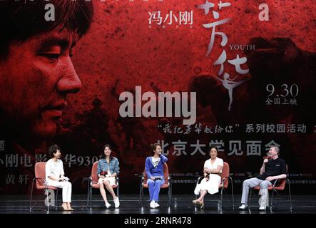 (170918) -- PÉKIN, 18 septembre 2017 -- le réalisateur Feng Xiaogang (1e R), le romancier Yan Geling (2e R), les actrices Miao Miao (C) et Zhong Chuxi (2e L) rencontrent des fans et font la promotion de leur film Youth à l'Université de Pékin, capitale de la Chine, le 17 septembre 2017. Le film devrait apparaître à l'écran le 30 septembre 2017. ) (Ry) CHINE-PÉKIN-FENG XIAOGANG-NOUVEAU FILM (CN) GaoxJing PUBLICATIONxNOTxINxCHN Banque D'Images