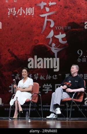 (170918) -- BEIJING, 18 septembre 2017 -- le réalisateur Feng Xiaogang (à droite) et le romancier Yan Geling rencontrent des fans et font la promotion de leur film Youth à l'Université de Pékin à Beijing, capitale de la Chine, le 17 septembre 2017. Le film devrait apparaître à l'écran le 30 septembre 2017. ) (Ry) CHINE-PÉKIN-FENG XIAOGANG-NOUVEAU FILM (CN) GaoxJing PUBLICATIONxNOTxINxCHN Banque D'Images