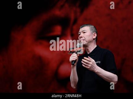 (170918) -- BEIJING, 18 septembre 2017 -- le réalisateur Feng Xiaogang rencontre des fans et promeut son film Youth à l'Université de Pékin à Beijing, capitale de la Chine, le 17 septembre 2017. Le film devrait apparaître à l'écran le 30 septembre 2017. ) (Ry) CHINE-PÉKIN-FENG XIAOGANG-NOUVEAU FILM (CN) GaoxJing PUBLICATIONxNOTxINxCHN Banque D'Images