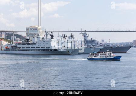 (170918) -- VLADIVOSTOK, 18 septembre 2017 -- la flotte navale chinoise accoste au port de Vladivostok, en Russie, le 18 septembre 2017. La Chine et la Russie ont commencé lundi la deuxième phase de leurs exercices militaires conjoints Sea-2017 avec l'arrivée d'une flotte navale chinoise dans la ville portuaire russe de Vladivostok. rh) EXERCICES NAVALS CONJOINTS RUSSIE-VLADIVOSTOK BaixXueqi PUBLICATIONxNOTxINxCHN Banque D'Images