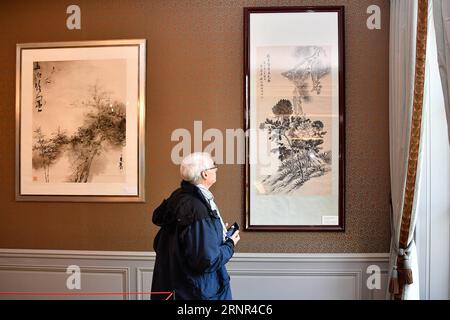 (170918) -- PARIS, 18 septembre 2017 -- Un visiteur admire des peintures chinoises à l'ambassade de Chine à Paris, France, le 17 septembre 2017. L'ambassade de Chine en France a ouvert pour la première fois lors des Journées européennes du patrimoine annuelles à Paris, en France, dimanche. )(WHW) FRNACE-PARIS-JOURNÉES EUROPÉENNES DU PATRIMOINE-AMBASSADE DE CHINE EN FRANCE CHENXYICHEN PUBLICATIONXNOTXINXCHN Banque D'Images