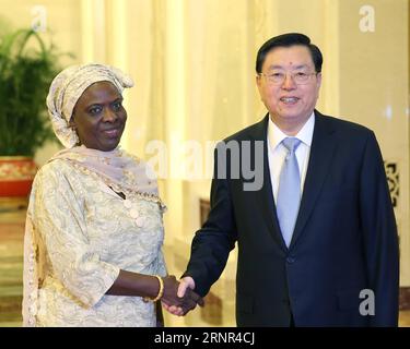 (170918) -- BEIJING, le 18 septembre 2017 -- Zhang Dejiang (R), président du Comité permanent du Congrès national du peuple, s'entretient avec le président de l'Assemblée nationale de Gambie, Mariam Jack Denton, au Grand Hall du peuple à Beijing, capitale de la Chine, le 18 septembre 2017.) (lfj) CHINA-BEIJING-ZHANG DEJIANG-GAMBIA-TALKS (CN) YaoxDawei PUBLICATIONxNOTxINxCHN Banque D'Images