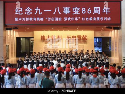 (170918) -- BEIJING, 18 septembre 2017 -- des élèves de l'école Dacheng chantent une chanson lors d'une cérémonie marquant le 86e anniversaire de l'incident de septembre 18 au Musée de la guerre de la résistance du peuple chinois contre l'agression japonaise à Beijing, capitale de la Chine, le 18 septembre 2017. Le 18 septembre 1931, l'armée japonaise du Guandong stationnée dans le nord-est de la Chine détruit une section de la voie ferrée près de Liutiaohu, puis accuse faussement l'armée chinoise d'avoir causé l'explosion. Utilisant cela comme prétexte, les Japonais bombardent alors Shenyang et commencent à envahir le nord-est de la Chine. (Ry) CHINA-S. Banque D'Images