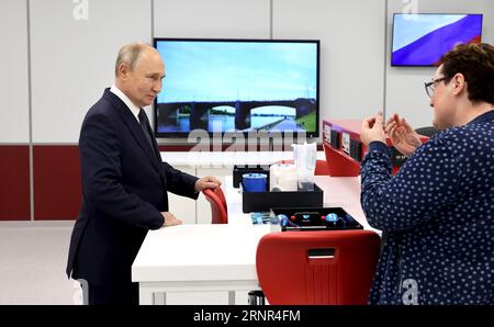 Village de Turginovo, Russie. 02 septembre 2023. Le président russe Vladimir Poutine, à gauche, écoute un enseignant lors d’une visite d’une nouvelle école secondaire polyvalente, le 2 septembre 2023 à Turginovo, région de Tver, Russie. Crédit : Mikhail Klimentyev/Kremlin Pool/Alamy Live News Banque D'Images