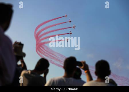 (170919) -- ATHÈNES, 19 septembre 2017 -- des spectateurs regardent l'équipe de voltige britannique Red Arrows performer lors du 6e salon international de l'aéronautique Athens Flying week à Athènes, Grèce, le 17 septembre 2017.) GRÈCE-ATHÈNES-SALON AÉRIEN INTERNATIONAL LefterisxPartsalis PUBLICATIONxNOTxINxCHN Banque D'Images