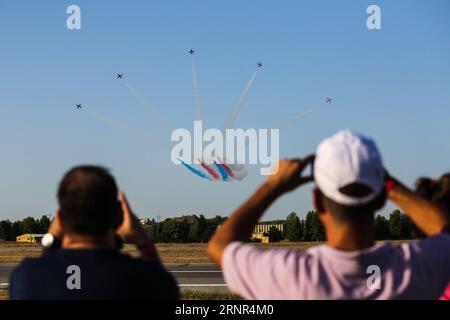 (170919) -- ATHÈNES, 19 septembre 2017 -- des spectateurs regardent l'équipe de voltige britannique Red Arrows performer lors du 6e salon international de l'aéronautique Athens Flying week à Athènes, Grèce, le 17 septembre 2017.) GRÈCE-ATHÈNES-SALON AÉRIEN INTERNATIONAL LefterisxPartsalis PUBLICATIONxNOTxINxCHN Banque D'Images