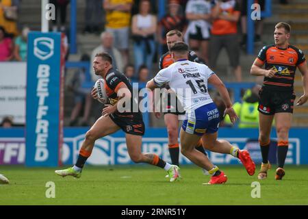 Warrington, Royaume-Uni. 02 septembre 2023. ***Greg Eden de Castleford court à la défense de Warrington lors du match de Super League entre Warrington Wolves et Castleford au stade Halliwell Jones, Warrington, Royaume-Uni, le 2 septembre 2023. Photo de Simon Hall. Usage éditorial uniquement, licence requise pour un usage commercial. Aucune utilisation dans les Paris, les jeux ou les publications d'un seul club/ligue/joueur. Crédit : UK Sports pics Ltd/Alamy Live News Banque D'Images