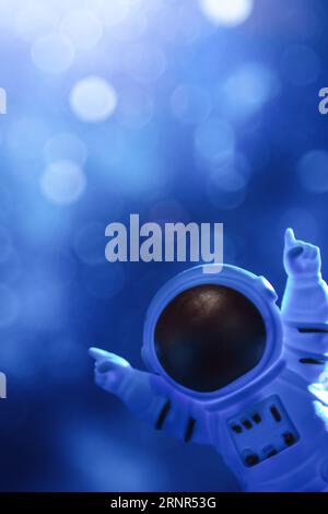 Astronaute dans une combinaison spatiale dans l'espace. Fond spatial, concept du futur. Banque D'Images