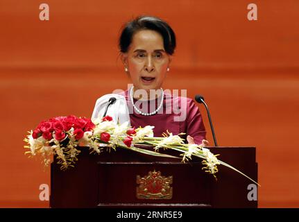 Bilder des Tages (170919) -- NAY PYI TAW, 19 septembre 2017 -- Aung San Suu Kyi, conseillère d'État du Myanmar, prononce un discours au Myanmar International Convention Center-2 à Nay Pyi Taw, Myanmar, le 19 septembre 2017. Aung San Suu Kyi a appelé mardi la communauté internationale à coopérer pour aborder de manière constructive la question de l'État du nord de l'Arakan.) (JMMN) MYANMAR-NAY PYI TAW-AUNG SAN SUU KYI-SPEECH UXAUNG PUBLICATIONXNOTXINXCHN Banque D'Images