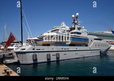 Skat est un yacht de luxe, long de 233 pieds, appartenant à Charles Simonyi, un ancien ingénieur logiciel de Microsoft. Il a amarré dans le port d'Ajaccio, île de Corse, France Banque D'Images