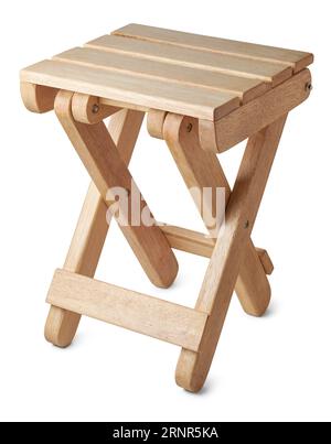 gros plan de tabouret en bois pliable isolé sur fond blanc, meubles portables et peu encombrants en bois de chêne avec simple et minimaliste Banque D'Images