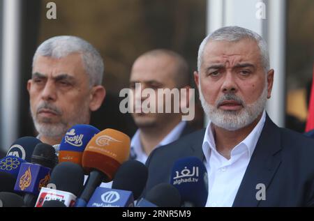 (170919) -- GAZA, 19 septembre 2017 -- le chef du Hamas Ismail Haniyeh (à droite) assiste à une conférence de presse à son retour d'Égypte au poste frontalier de Rafah, dans le sud de la bande de Gaza, le 19 septembre 2017. Haniyeh a déclaré mardi qu'il était prêt à reprendre le dialogue avec le mouvement Fatah. MIDEAST-GAZA-HAMAS-CHEF-HANIYEH KhaledxOmar PUBLICATIONxNOTxINxCHN Banque D'Images