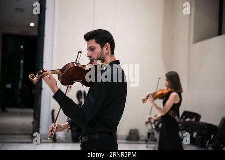 (170919) -- ATHÈNES, le 19 septembre 2017 -- des membres de l'Orchestre des jeunes gréco-turcs (GTYO) se produisent à la salle Zappeion à Athènes, en Grèce, le 8 septembre 2017. Il y a dix ans, Leni Konialidis a réuni un groupe de jeunes musiciens grecs et turcs avec la conviction que grâce à la musique, les rivalités de longue date pouvaient être surmontées et l’amitié pouvait s’épanouir. Dix ans plus tard, l'Orchestre des jeunes gréco-turc (GTYO) a fait une tournée en Grèce pour sa dixième année en septembre comme un exemple de dialogue interculturel qui construit des ponts de communication sur la mer Égée. ) GRÈCE-ATHÈNES-GREC-TURC ORCHEST DE LA JEUNESSE Banque D'Images