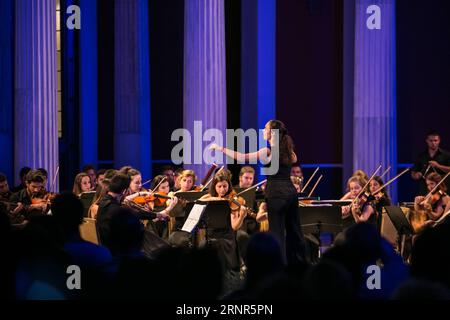(170919) -- ATHÈNES, le 19 septembre 2017 -- des membres de l'Orchestre des jeunes gréco-turcs (GTYO) se produisent à la salle Zappeion à Athènes, en Grèce, le 8 septembre 2017. Il y a dix ans, Leni Konialidis a réuni un groupe de jeunes musiciens grecs et turcs avec la conviction que grâce à la musique, les rivalités de longue date pouvaient être surmontées et l’amitié pouvait s’épanouir. Dix ans plus tard, l'Orchestre des jeunes gréco-turc (GTYO) a fait une tournée en Grèce pour sa dixième année en septembre comme un exemple de dialogue interculturel qui construit des ponts de communication sur la mer Égée. ) GRÈCE-ATHÈNES-GREC-TURC ORCHEST DE LA JEUNESSE Banque D'Images