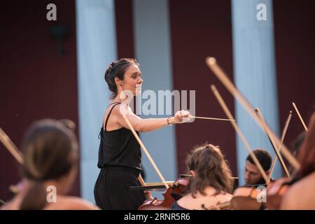 (170919) -- ATHÈNES, le 19 septembre 2017 -- la chef Zoe Zeniodi dirige l'Orchestre des jeunes gréco-turcs (GTYO) à la salle Zappeion à Athènes, en Grèce, le 8 septembre 2017. Il y a dix ans, Leni Konialidis a réuni un groupe de jeunes musiciens grecs et turcs avec la conviction que grâce à la musique, les rivalités de longue date pouvaient être surmontées et l’amitié pouvait s’épanouir. Dix ans plus tard, l'Orchestre des jeunes gréco-turc (GTYO) a fait une tournée en Grèce pour sa dixième année en septembre comme un exemple de dialogue interculturel qui construit des ponts de communication sur la mer Égée. ) GRÈCE-ATHÈNES-GREC-TURC YOUT Banque D'Images
