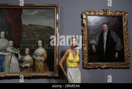 (170920) -- LONDRES, 20 septembre 2017 -- Un mannequin présente les créations de Tata Naka de la Collection Printemps/été 2018 pendant la Fashion week de Londres à la National Portrait Gallery de Londres, Grande-Bretagne, le 19 septembre 2017.) (hy) GRANDE-BRETAGNE-LONDRES-FASHION WEEK-TATA NAKA-PRESENTATION HanxYan PUBLICATIONxNOTxINxCHN Banque D'Images