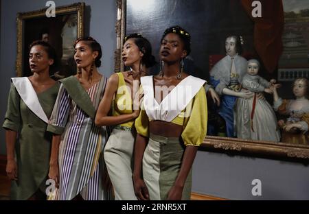 (170920) -- LONDRES, 20 septembre 2017 -- des mannequins présentent les créations Tata Naka de la Collection Printemps/été 2018 pendant la Fashion week de Londres à la National Portrait Gallery de Londres, Grande-Bretagne, le 19 septembre 2017.) (hy) GRANDE-BRETAGNE-LONDRES-FASHION WEEK-TATA NAKA-PRESENTATION HanxYan PUBLICATIONxNOTxINxCHN Banque D'Images